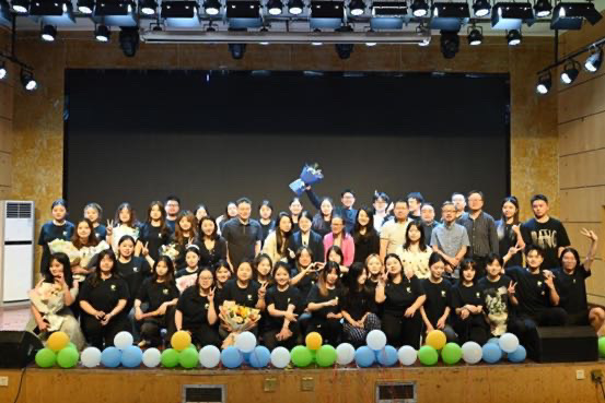 8181801威尼斯树达学院2022级广电编导展映晚会合影。供稿单位供图
